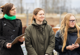 Töö autorid auhinnaliste kohtade väljakuulutamise üritusel, Tartu valla lehelt, fotograaf: Erik Kukk